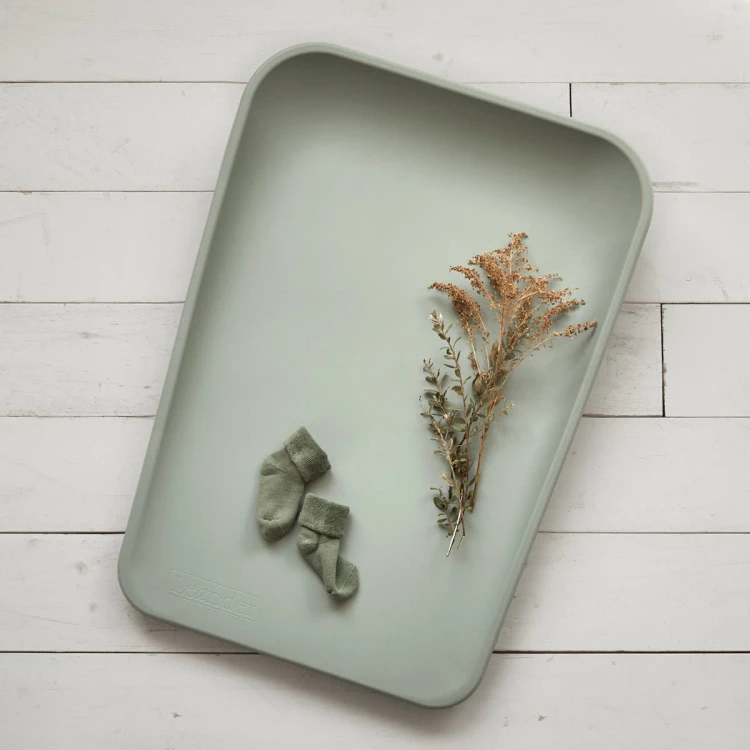 Mata do przewijania sage green z akcesoriami do pielęgnacji