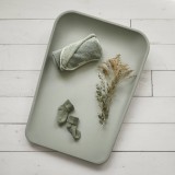 Mata do przewijania sage green z akcesoriami – widok z góry
