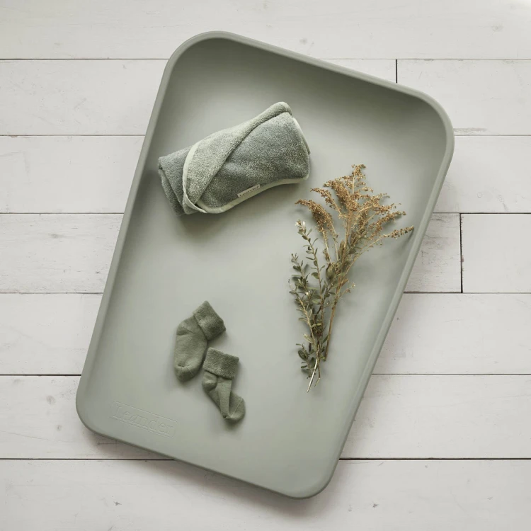 Mata do przewijania sage green z akcesoriami – widok z góry