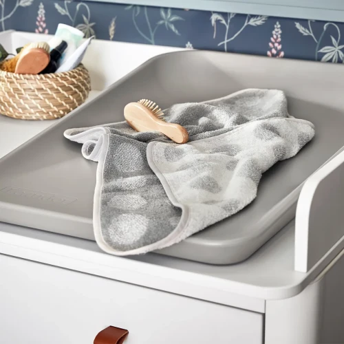 Przewijanie dziecka na macie pearly gray na komodzie