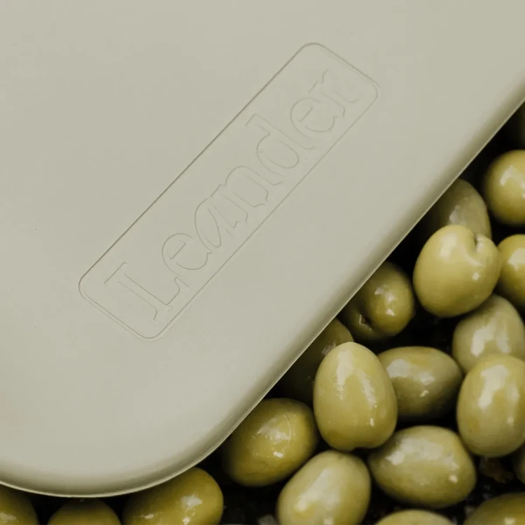 Mata do przewijania olive green na tle zielonych oliwek