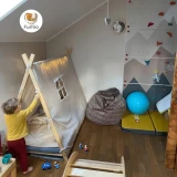Dziecięce łóżko Tipi Montessori w kształcie namiotu w aranżacji pokoju do zabawy