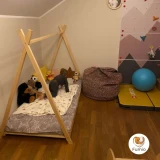 Łóżko Montessori Tipi w kształcie namiotu w przytulnym pokoju dziecięcym