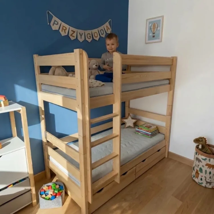Drewniane łóżko piętrowe Fumio-Duo w pokoju dziecięcym