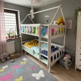 Białe piętrowe łóżko domek Fumi-Home w pokoju dziecięcym