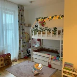 Piętrowe łóżko w kształcie domku Fumi-Home w aranżacji pokoju dziecka