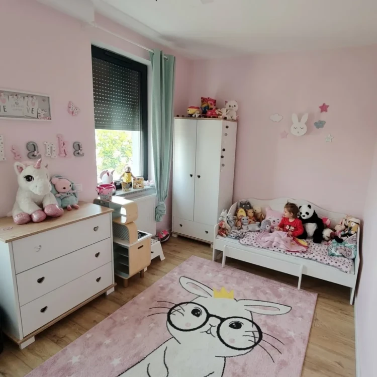 Białe łóżko dla dziewczynki Heart w aranżacji pokoju z dekoracjami