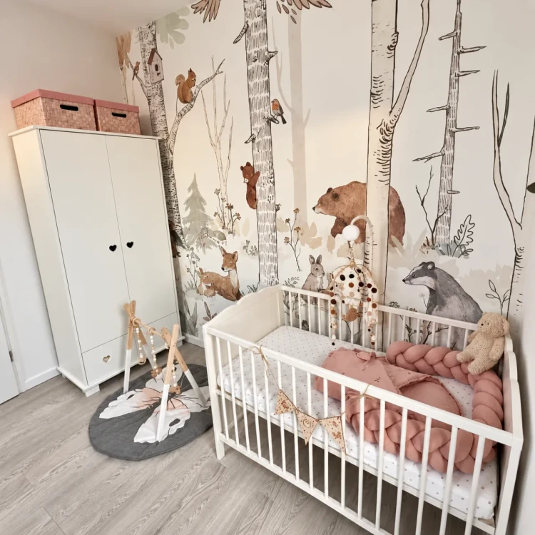 Biała szafa Heart dla dziewczynki w aranżacji pokoju w odcieniach różu