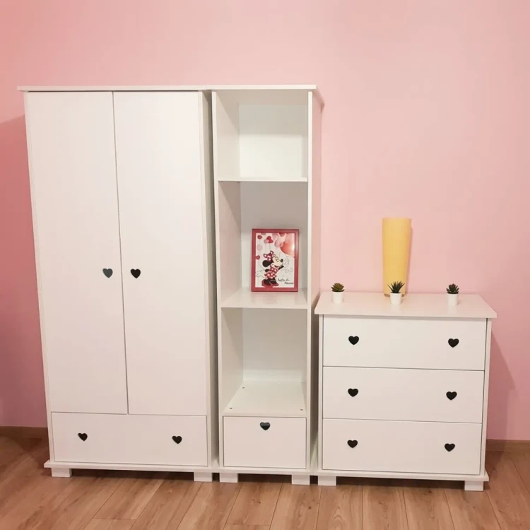 Biała szafa Heart w aranżacji pokoju dziewczynki w odcieniach różu