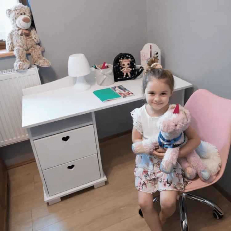 Białe biurko Heart do nauki w pokoju dziewczynki – aranżacja