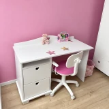 Białe biurko Heart z krzesełkiem w pokoju dziewczynki z różową ścianą