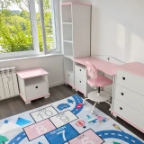 Biało-różowe meble Heart dla dziewczynki – szafka nocna w aranżacji pokoju