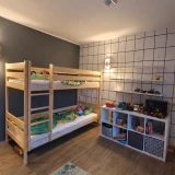 Łóżko piętrowe Rufi z wysoką wnęką w pokoju dziecięcym