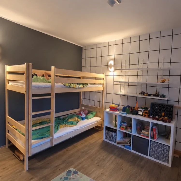 Łóżko piętrowe Rufi z wysoką wnęką w pokoju dziecięcym
