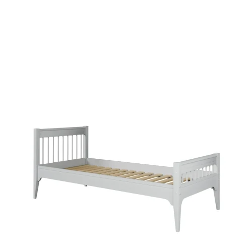 Szare łóżko Carmela 90×200 cm z drewna – widok z boku