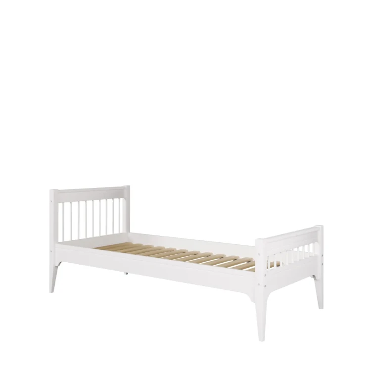 Białe łóżko Carmela 90×200 cm z drewna – widok z boku