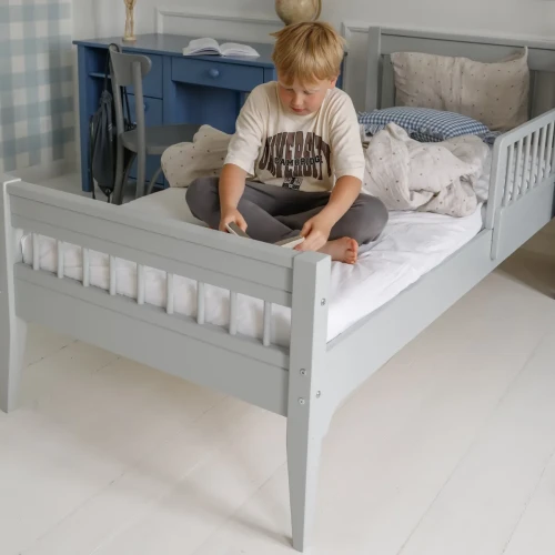 Szare łóżko Carmela 120×200 cm z dzieckiem w aranżacji pokoju