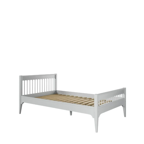 Szare łóżko Carmela 120×200 cm z drewna – widok z boku