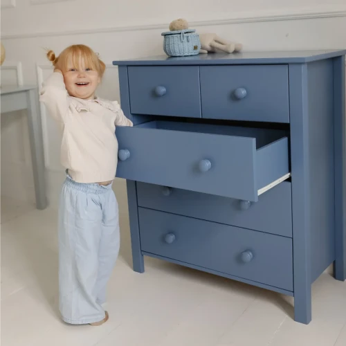 Granatowa komoda Collet 5S z dzieckiem – aranżacja pokoju