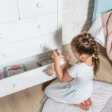 Biała komoda dziecięca 5S Collet INMONDO w pokoju dziecka