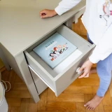 Detal szałwiowego biurka Collet 3S INMONDO z otwartą szufladą