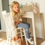 Jasne biurko Collet w stylowej aranżacji pokoju dziecięcego z dziewczynką