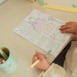 Dziecko rysujące przy kaszmirowym biurku Collet – zbliżenie na pracę plastyczną