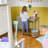 Dziecko przy biurku Collet INMONDO w kolorowym pokoju dziecięcym