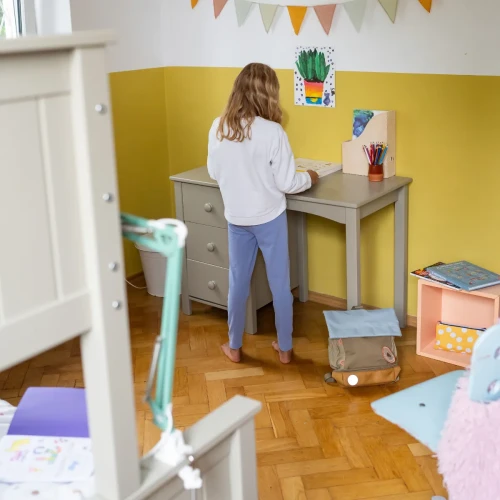 Dziecko przy biurku Collet INMONDO w kolorowym pokoju dziecięcym