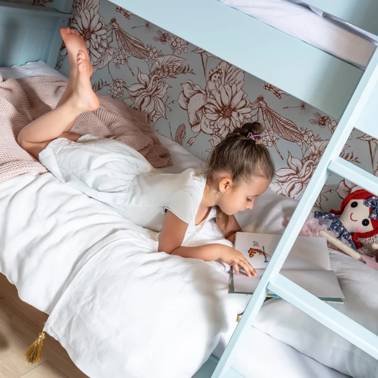 Wygodne białe łóżko piętrowe dla dzieci z drabiną w jasnej sypialni