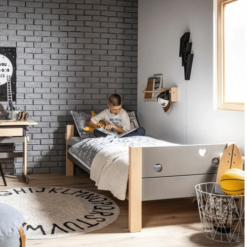 Białe łóżko Funflex 90 x 200 cm w pokoju nastolatka