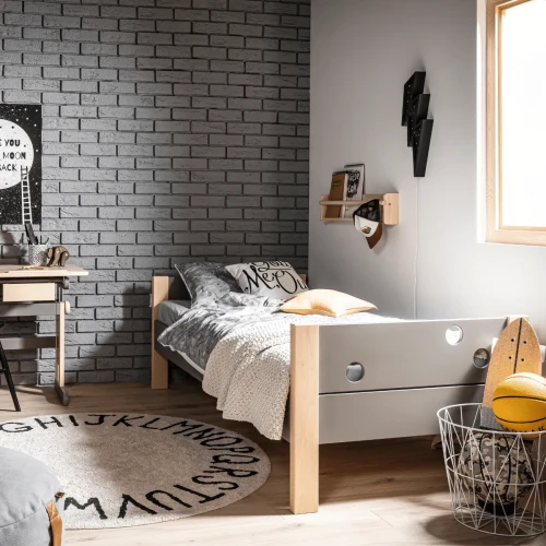 Szare łóżko 90×200 Funflex w pokoju dziecka z szarą ścianą i dekoracjami