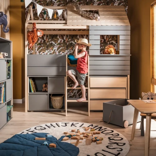 Łóżko na antresoli Funflex domek w aranżacji pokoju dziecka – widok ogólny