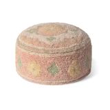 Pufa Persian Pink Lorena Canals to okrągła, ręcznie wykonana pufa w różowej kolorystyce, ozdobiona wzorem inspirowanym tradycyjnymi dywanami perskimi, idealna do pokoju dziecięcego, sypialni i salonu.