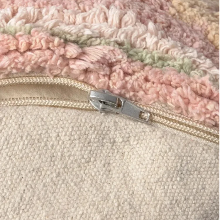 Pufa Persian Pink marki Lorena Canals to funkcjonalny dodatek o okrągłym kształcie i dekoracyjnym wzornictwie perskim, który może służyć jako dodatkowe siedzisko, podnóżek lub ozdoba pokoju dziecka.