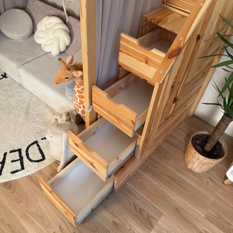 Schody z szufladami do drewnianego łóżka na antresoli OLIMP – detal
