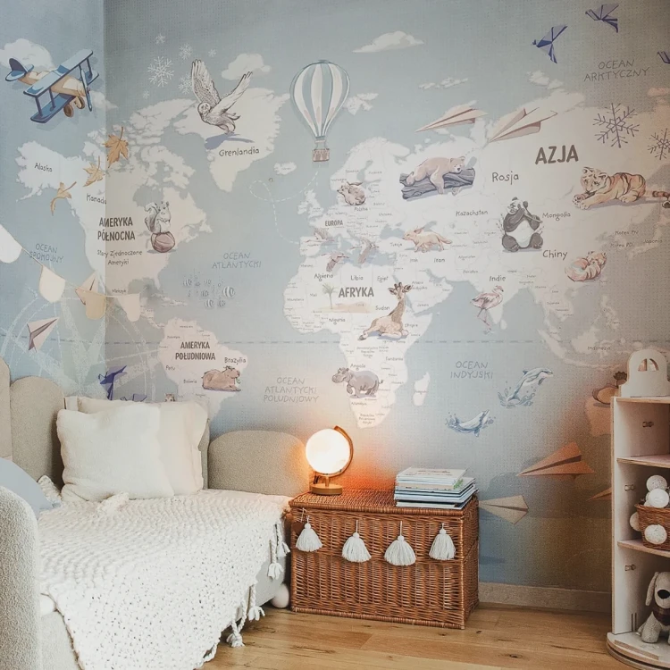 Tapeta z mapą świata Wanderlust Blue w pokoju dziecka