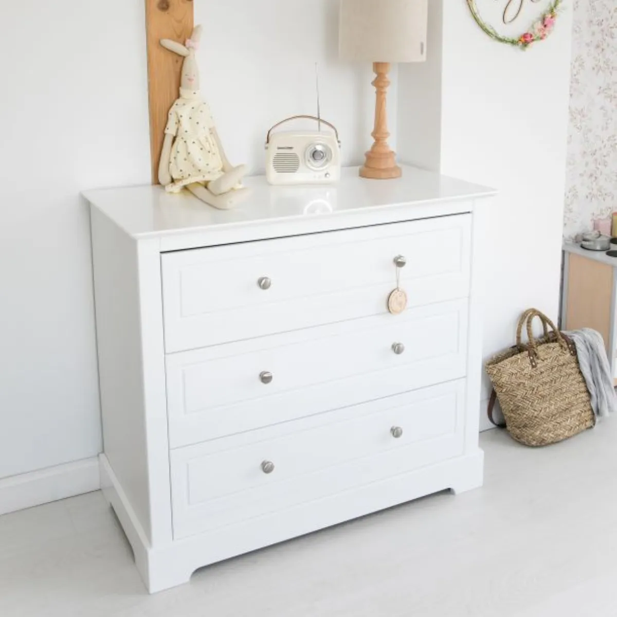 komoda dziecięca Bellamy biała z pojemnymi szufladami i opcją montażu przewijaka