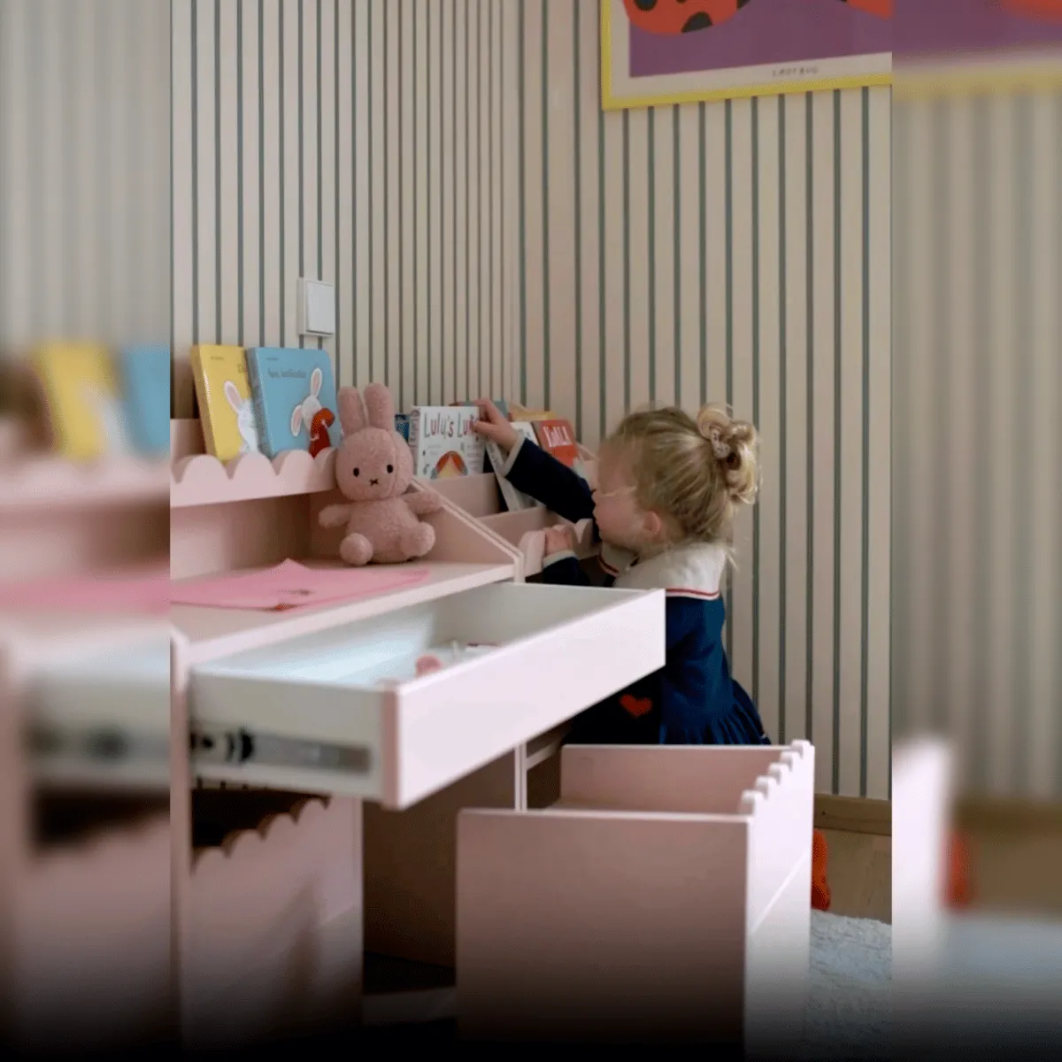 różowe biurko Montessori Bellamy Book Nook Sunset w pokoju dziecka