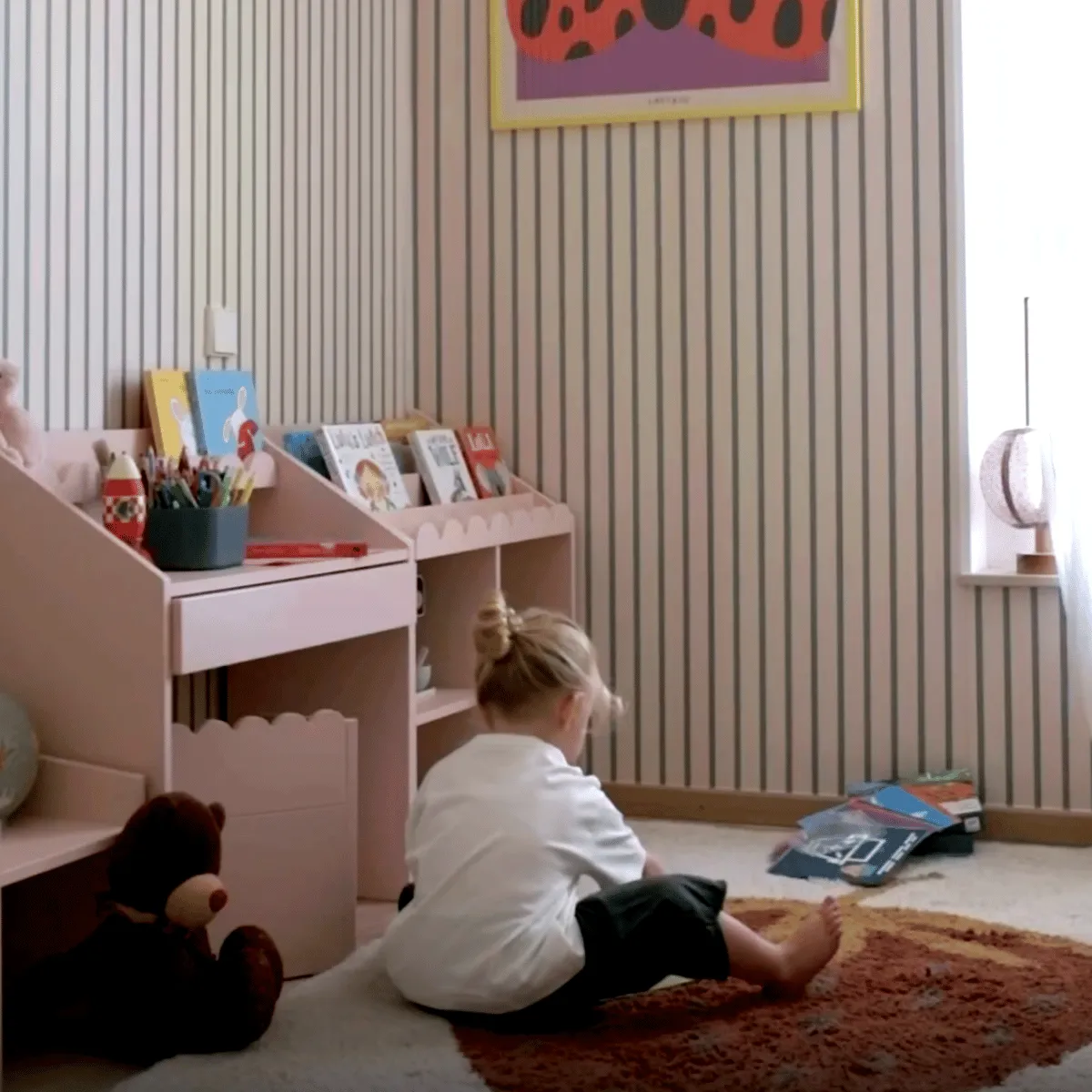 różowe biurko Montessori Bellamy Book Nook Sunset z krzesełkiem do pokoju dziecka