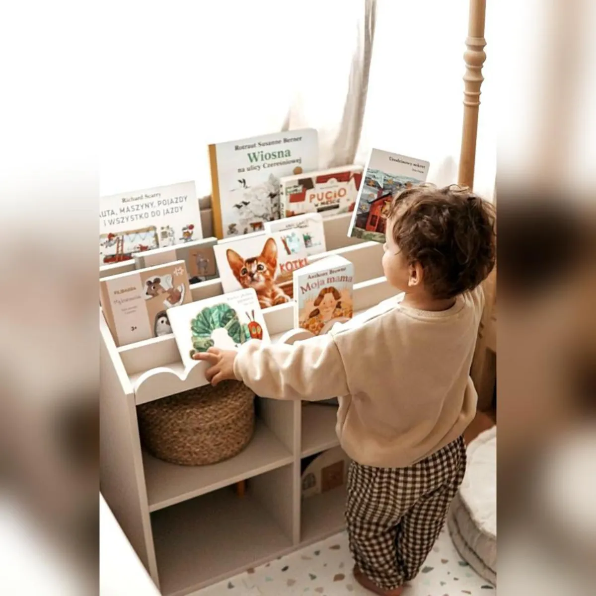 regał Montessori Bellamy Book Nook Latte na książki i zabawki