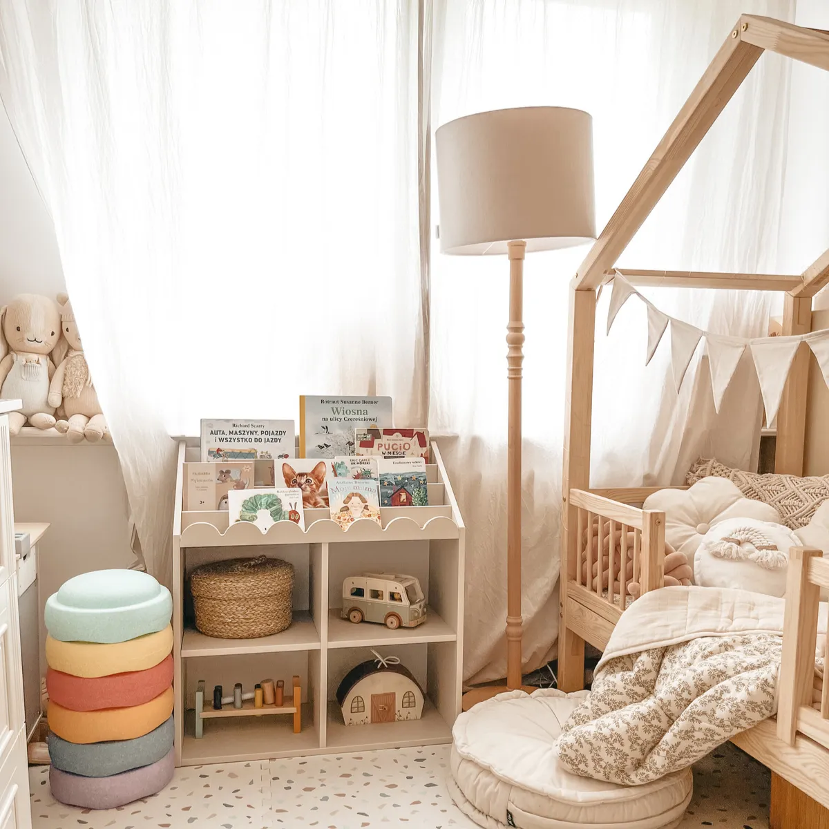 regał Montessori Bellamy Book Nook Latte w pokoju dziecka