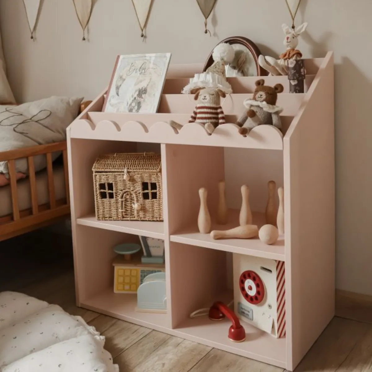 różowy regał Montessori Bellamy Book Nook Sunset w pokoju dziecka