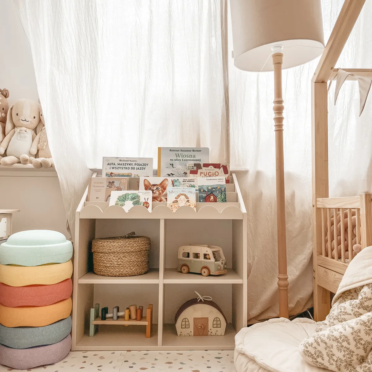 regał Montessori Bellamy Book Nook Latte do pokoju dziecka