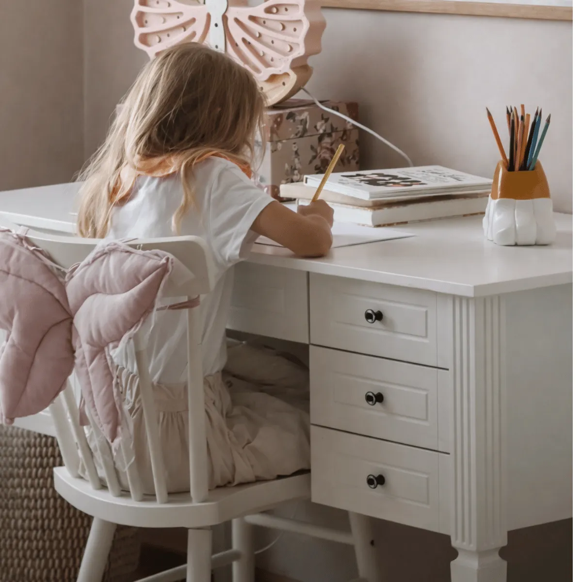 Białe biurko sekretarzyk Bellamy Ines White z szufladami i szafką do pokoju dziecka