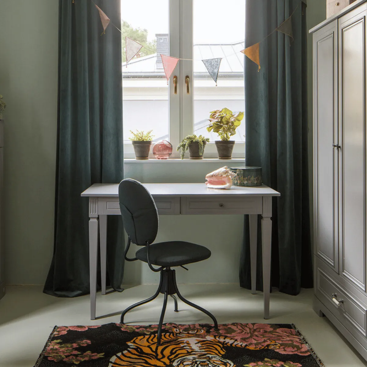 Szare biurko dziecięce Bellamy Ines Grey z szufladami