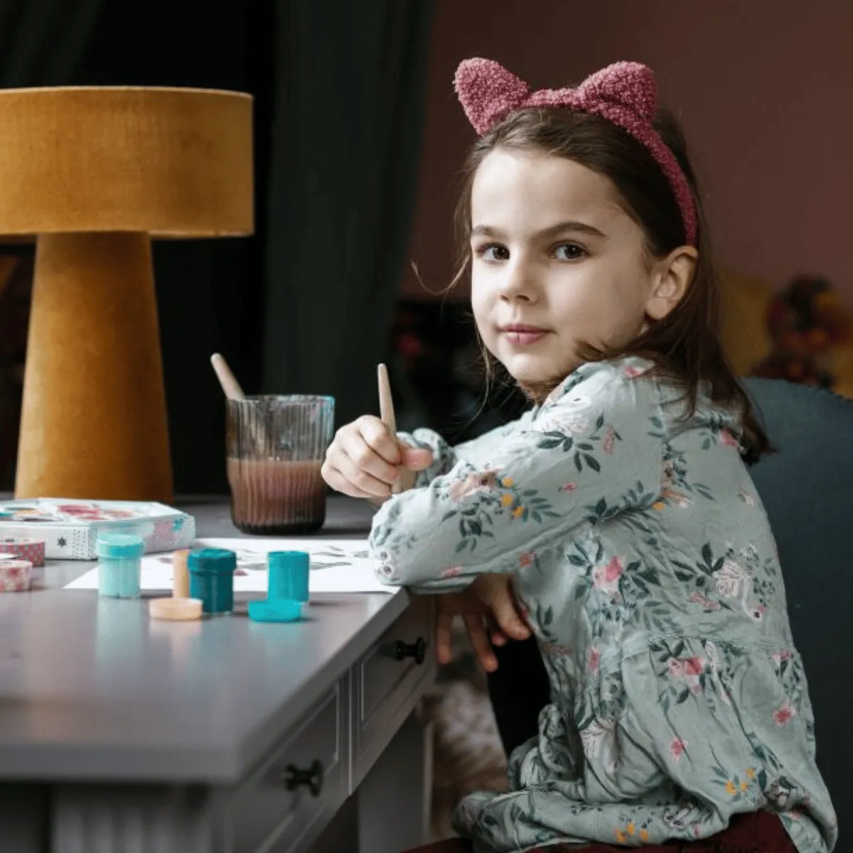 Szare biurko dziecięce Bellamy Ines Grey z 2 szufladami do pokoju dziecka