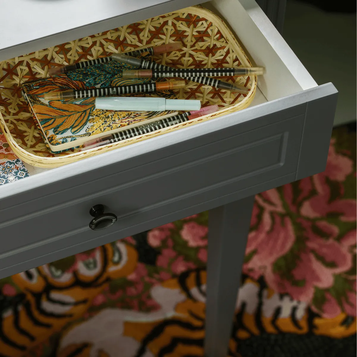 Szare biurko dziecięce Bellamy Ines Grey w pokoju dziecka