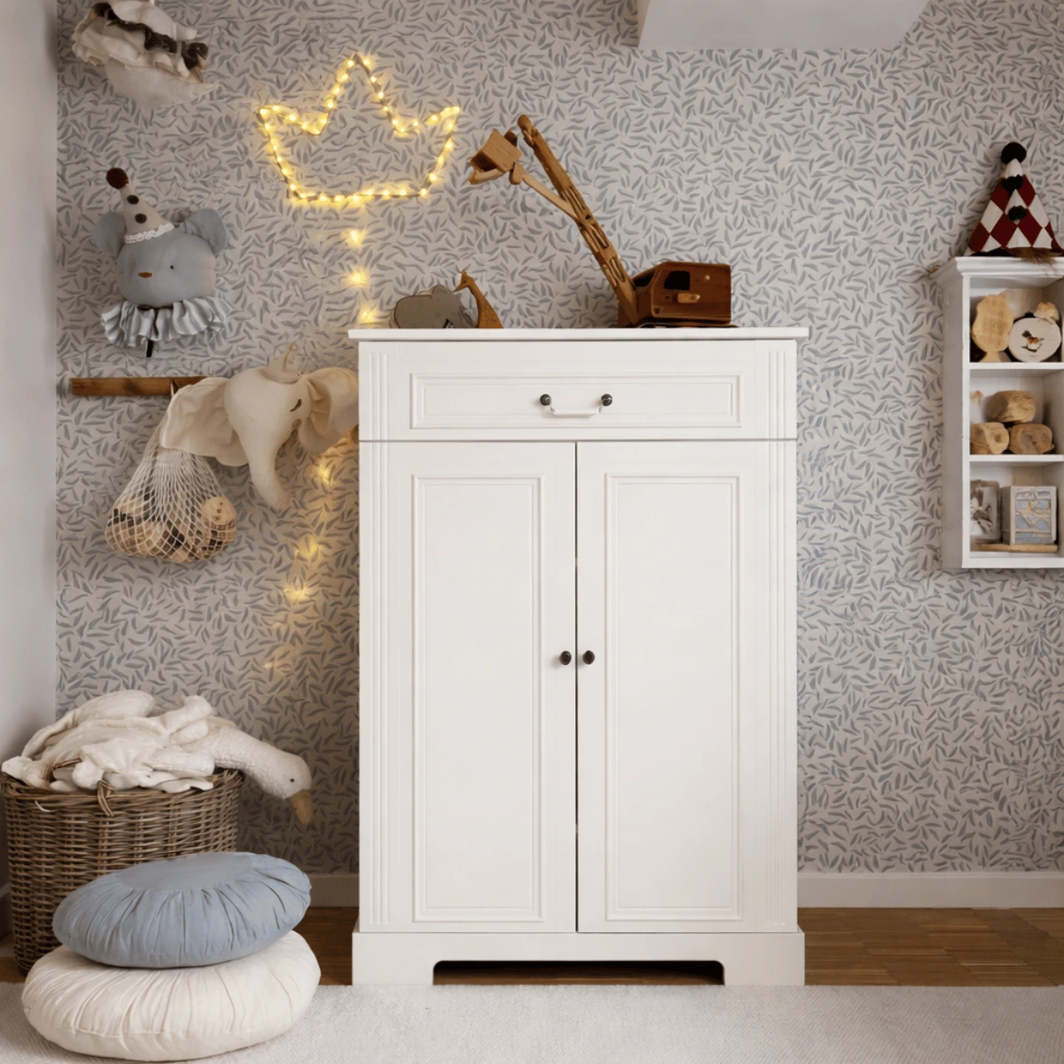 Komoda biała Bellamy Ines wysoka wąska z półkami i szufladą do pokoju dziecka