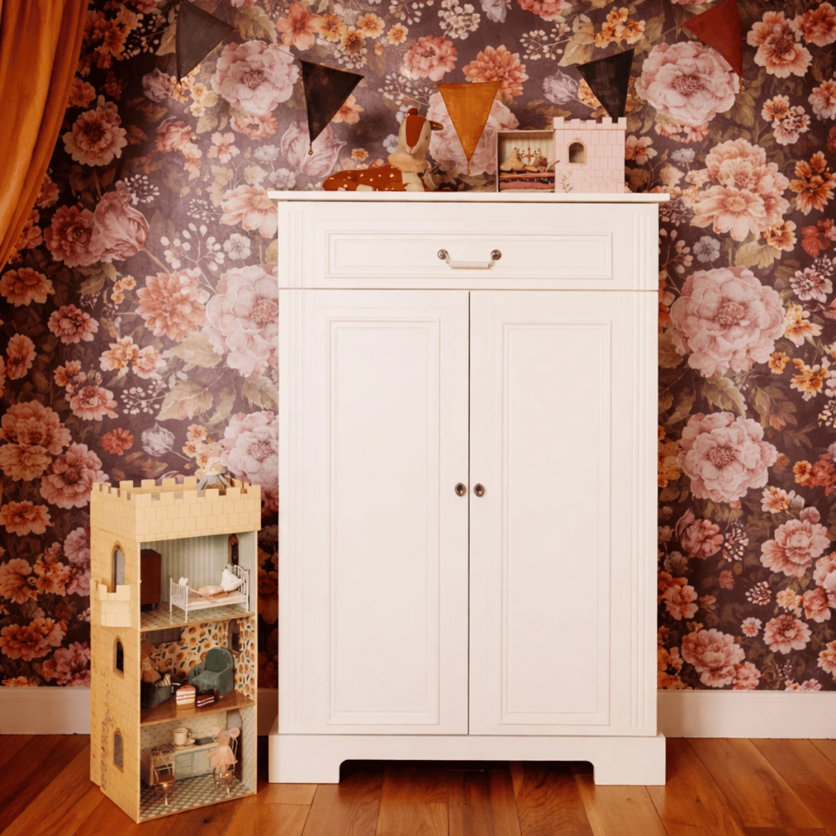 Komoda dziecięca biała Bellamy Ines wysoka do pokoju dziecka